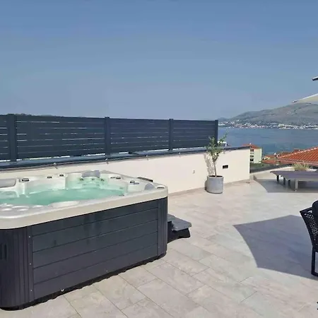 With Pool And Jacuzzi Apartment Trogir