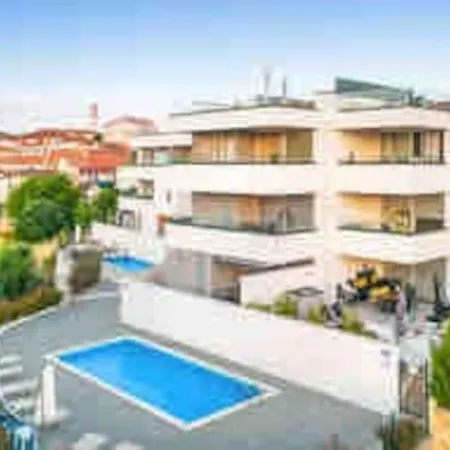 Apartment With Pool And Jacuzzi