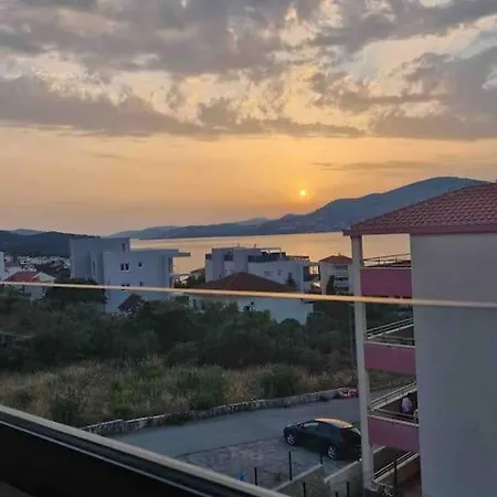 With Pool And Jacuzzi Apartment *