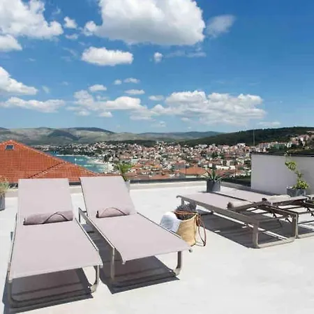With Pool And Jacuzzi Apartment Trogir